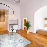 Central Modern Gem For 4 People